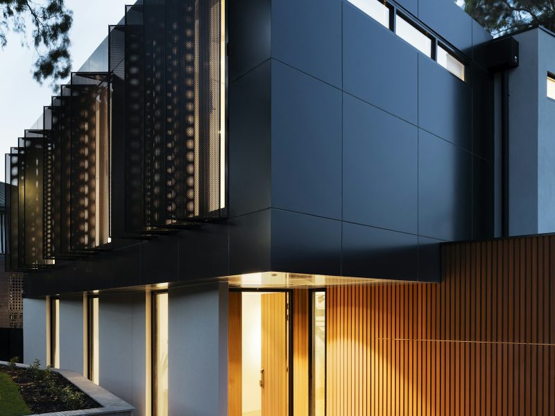 木と黒を組み合わせた新築住宅の外観