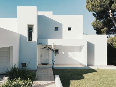 白い外壁のミニマルな住宅の外観