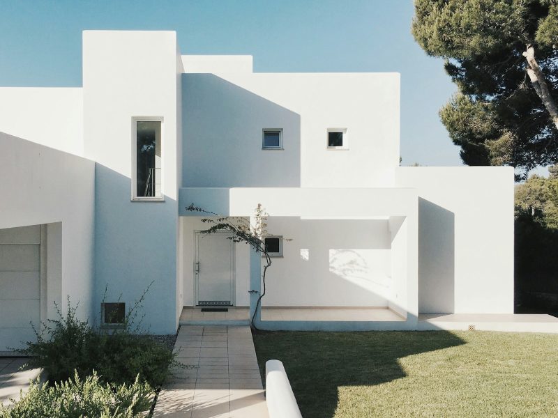 白い外壁のミニマルな住宅の外観